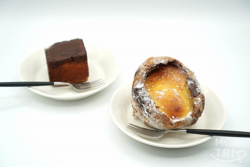 東京・渋谷にあるTiMi（ティミ）のベイクドケーキ2種類がテーブルに置かれている
