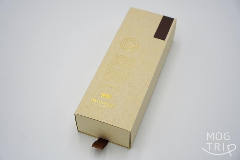 ビーントゥバーチョコレート専門店 Minimaru（ミニマル）の生ガトーショコラの箱がテーブルに置かれている