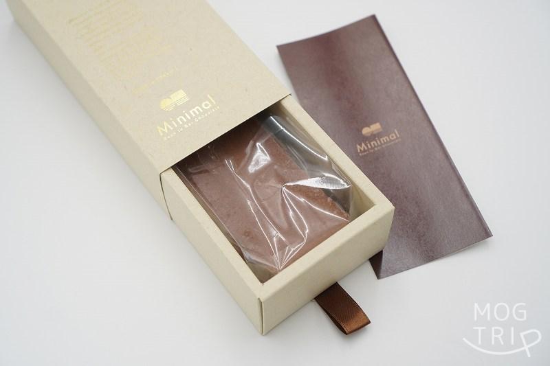 ビーントゥバーチョコレート専門店 Minimaru（ミニマル）の生ガトーショコラの箱が、半開きの状態でテーブルに置かれている