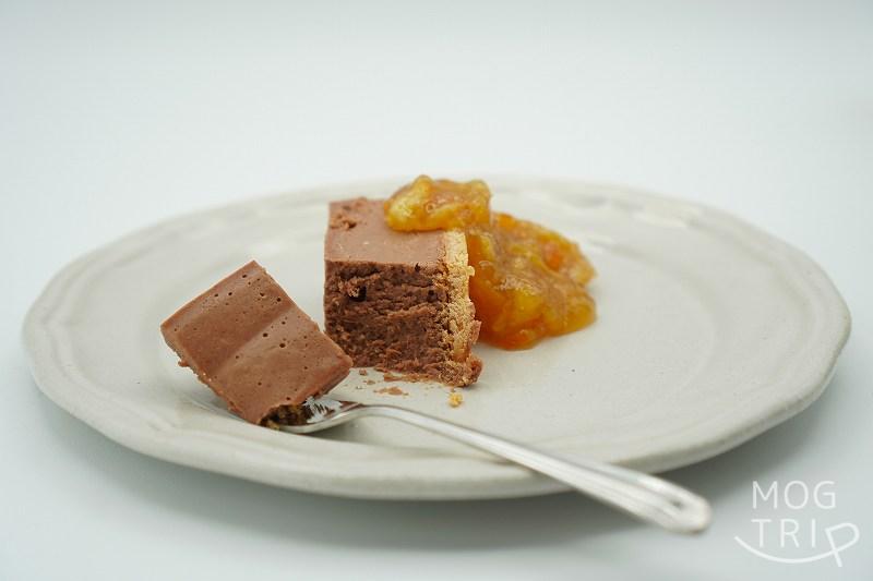 Minimaru（ミニマル）のチョコレートレアチーズケーキがマーマレードと一緒に皿にのせられ、テーブルに置かれている