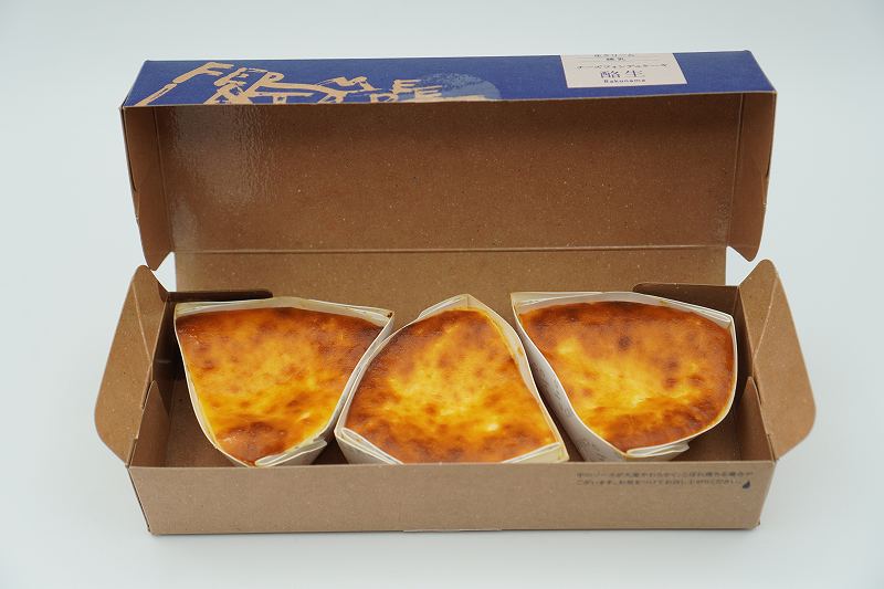 フェルム ラ・テール美瑛のチーズフォンデュケーキ酪生の箱がテーブルに置かれている