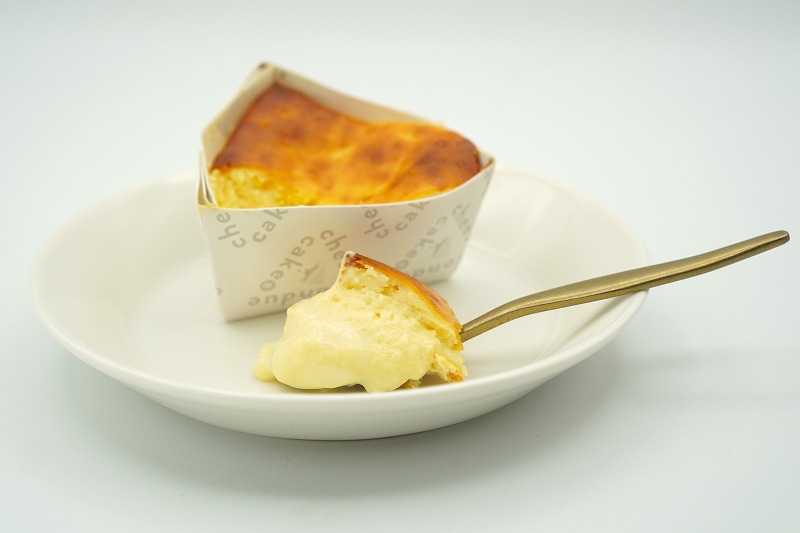 フェルム ラ・テール美瑛のチーズフォンデュケーキ酪生がテーブルに置かれている