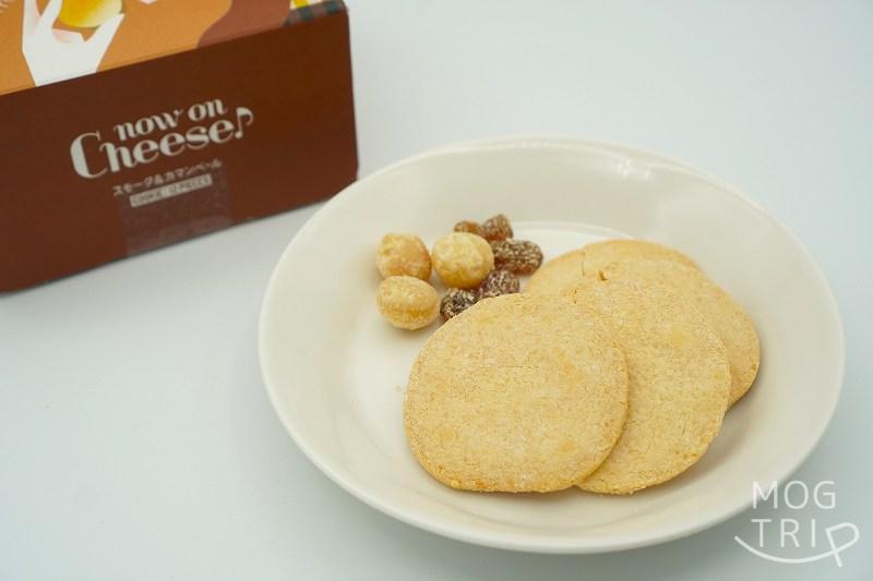 皿にのせられた ナウオンチーズの東京駅限定品 スモーク＆カマンベールクッキーが、テーブルに置かれている