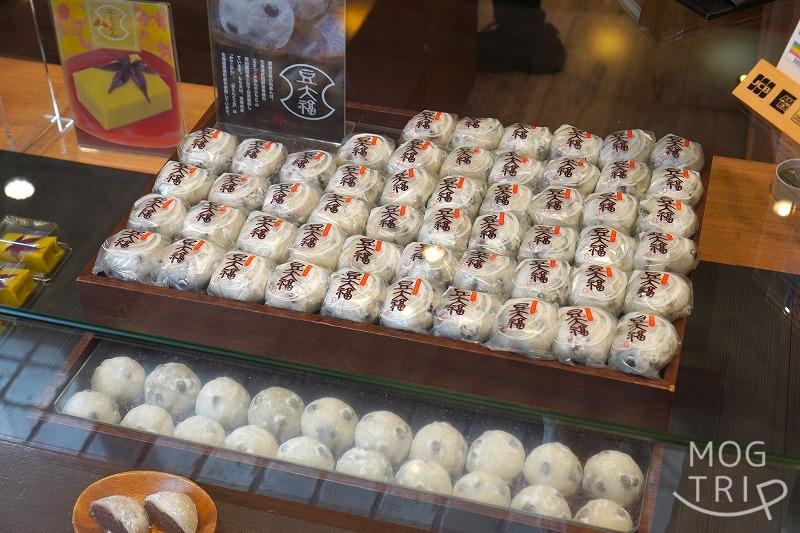 銀座甘楽 銀座井本店の店内にたくさんの豆大福が並べられている