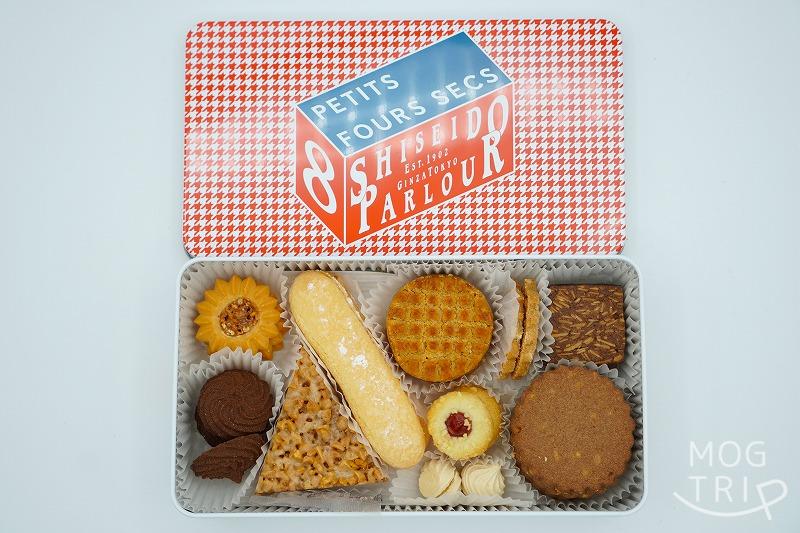 【東京・資生堂パーラー銀座本店限定】クッキー缶・プティフールセック がふたを開けた状態で、テーブルに置かれている