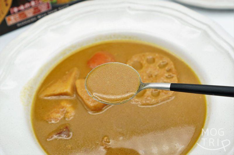 北海道味噌スープカレー｜Spice＆mill　スープをスプーンですくった様子