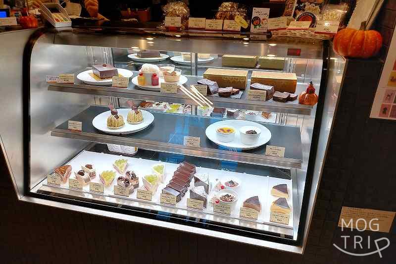 カカオストアの店内に、ケーキがたくさん並べられたガラスケースが置かれている