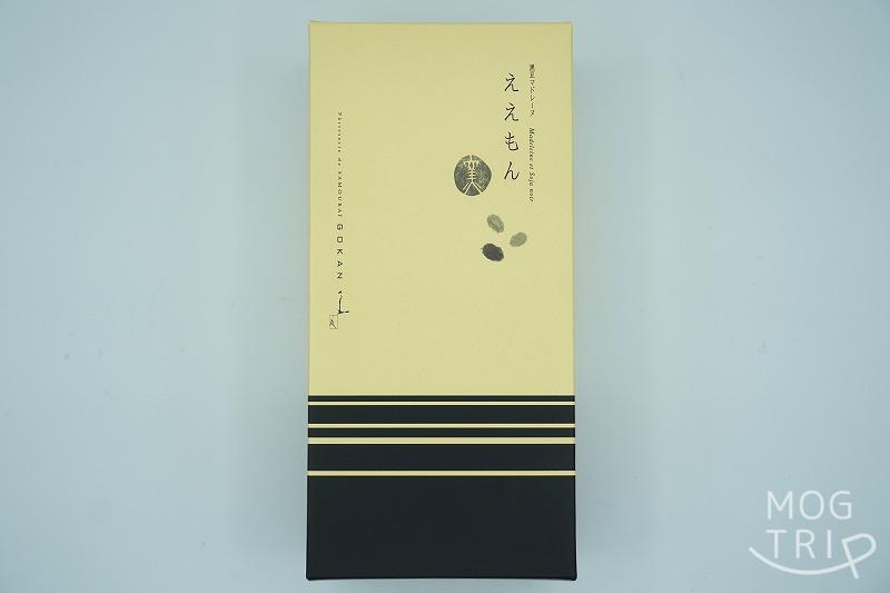 大阪発・GOKAN五感のマドレーヌ「ええもん」5個入の箱が、テーブルに置かれている