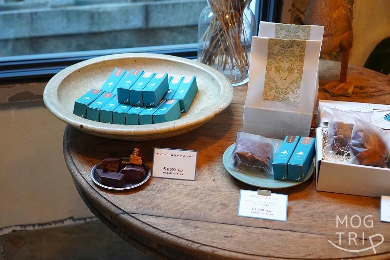 【東京・日本橋限定】teal（ティール）のチョコレートバーや焼菓子が、木のテーブルに並べられている