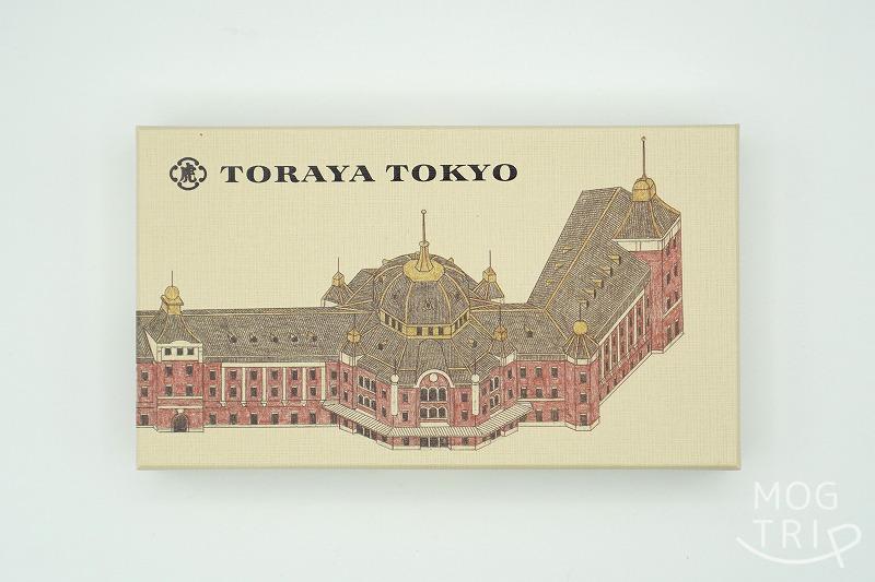東京駅にある「とらやグランスタ東京店」と「TORAYA TOKYO」の限定品、小形羊羹 夜の梅® 5個入の箱が、テーブルに置かれている