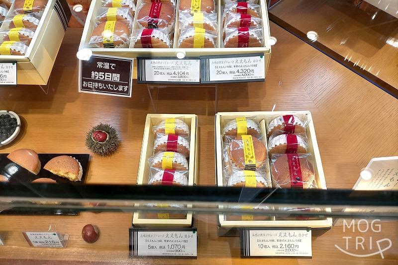 大阪発・GOKAN五感のマドレーヌ「ええもん」の箱入りがガラスケースの中に並べられている