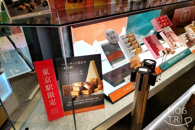 「PRESS BUTTER SAND HANAGATAYA東京店」の店頭に色んな味のプレスバターサンドが並べられている