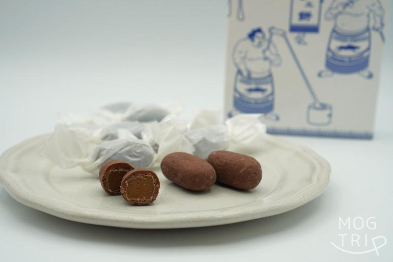 ハコダテマウンテンコーヒー×天狗堂宝船の「カフェ餅」が皿にのせられ、テーブルに置かれている