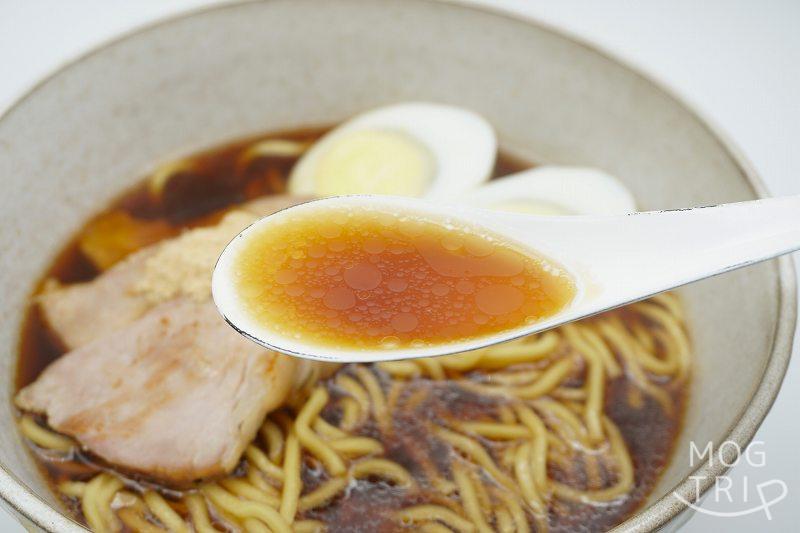 Blue Commons Japan「函館ブリ醤油ラーメン」のスープ
