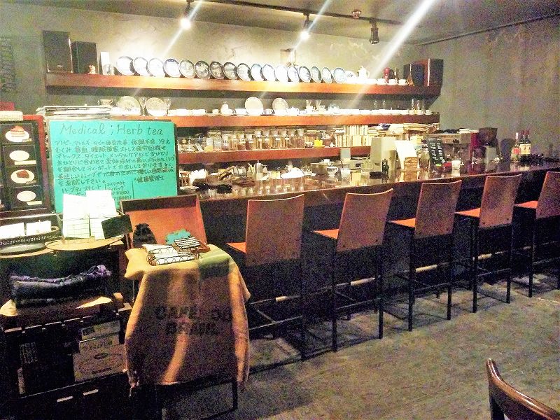 壁にたくさんの食器が飾られたcoffee square do（コーヒースクエアドゥ）の内観