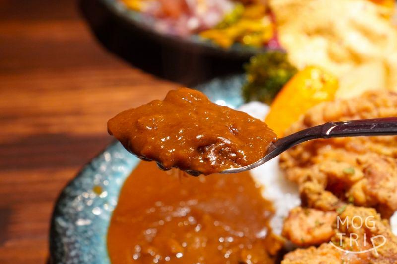 E-itou Curry（エイトカリー）のあべ鶏の唐揚げのカレーをスプーンですくっている様子