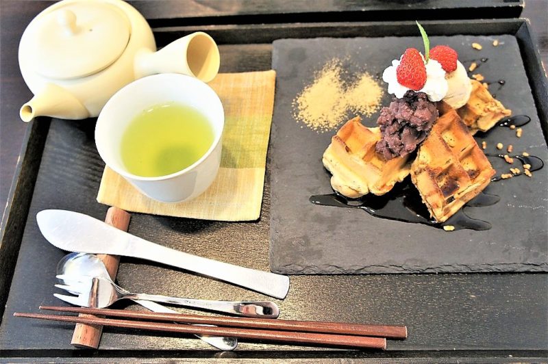 「日本茶カフェ 茶楽逢（サライ）」のほうじ茶ワッフルとお茶がテーブルに置かれている