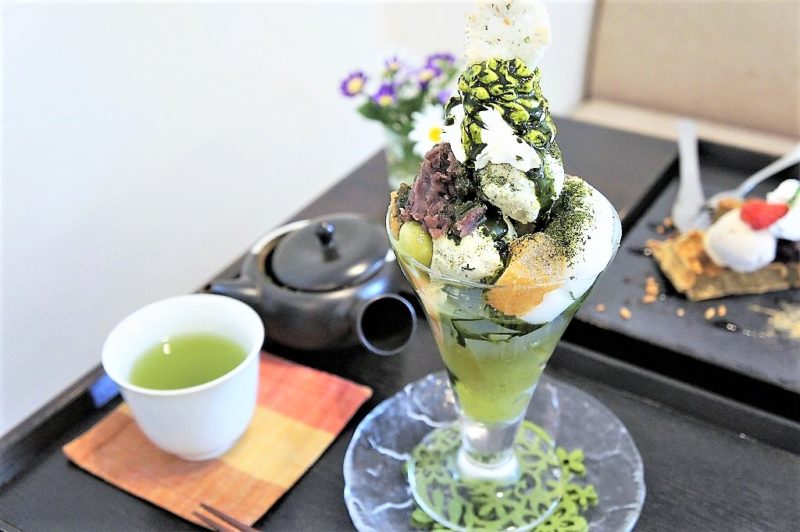 「日本茶カフェ 茶楽逢（サライ）」の嬉野煎茶パフェとお茶がテーブルに置かれている