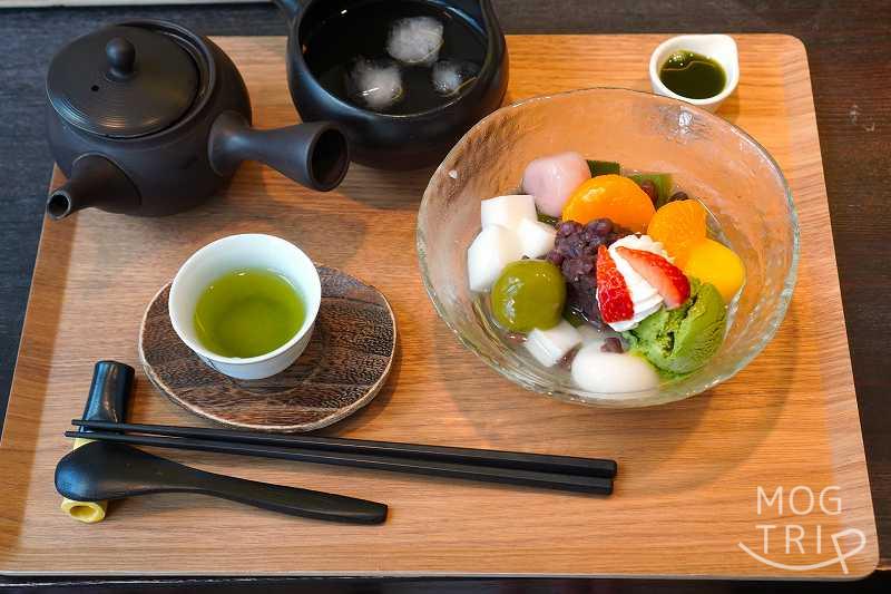「日本茶カフェ 茶楽逢（サライ）」のクリームあんみつとお茶がテーブルに置かれている