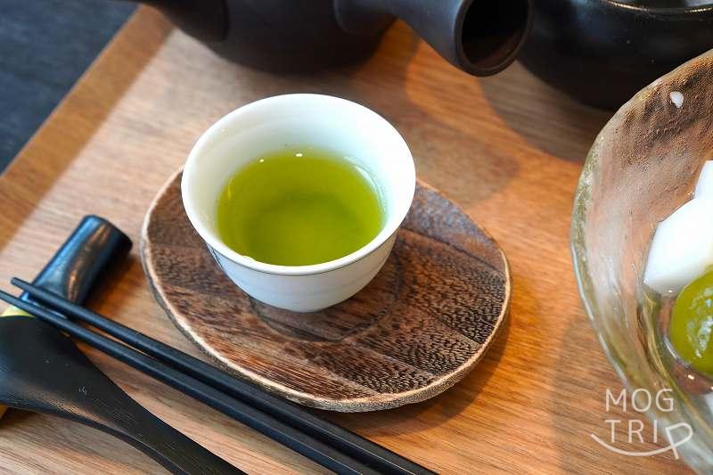 「日本茶カフェ 茶楽逢（サライ）」のお茶がテーブルに置かれている