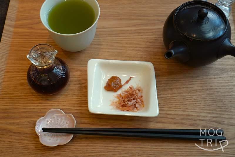 「日本茶カフェ 茶楽逢（サライ）」のポン酢と薬味が入った小皿がテーブルに置かれている