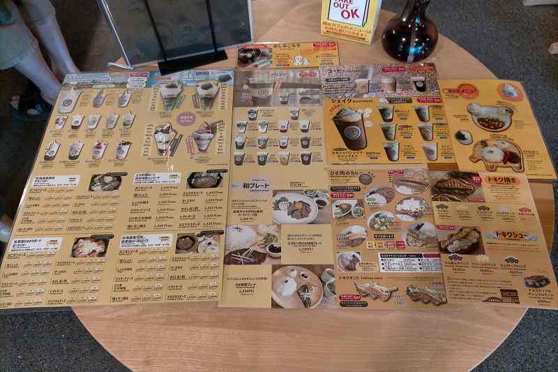 福吉カフェ 旭橋本店のメニュー表がテーブルに置かれている