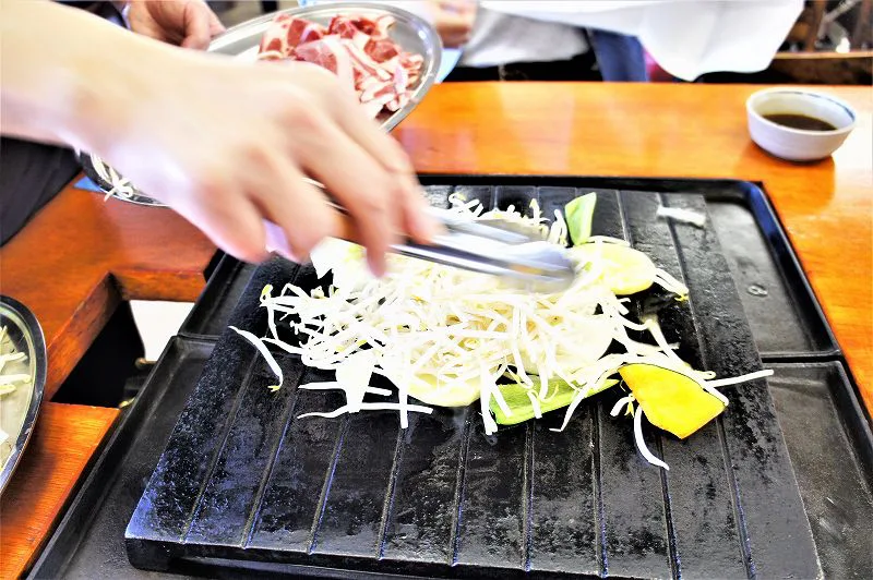 羊ヶ丘レストハウス 札幌市 ジューシー柔らかジンギスカンランチ オリジナル鍋で焼き上げるラム肉 えぞ鹿肉の旨さ