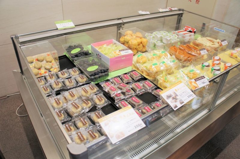 たくさんのお菓子が陳列されている「六花亭 帯広本店」の冷蔵ケース