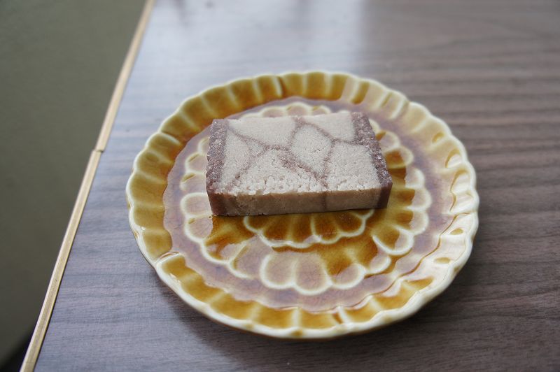 石畳をイメージした蒸し菓子「大三坂」がテーブルに置かれている