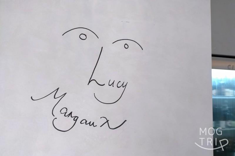 「City Boy（シティボーイ）」の壁に描かれているルーシー・マルゴーの代表のサイン