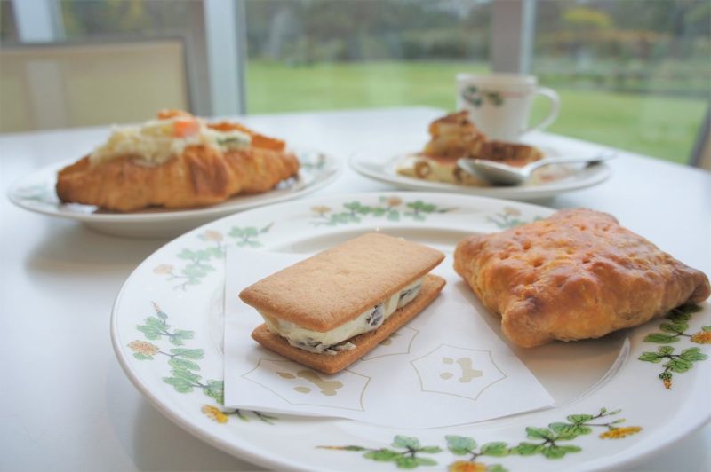 マルセイバターサンドと四角いパイなどが皿にのせられ、テーブルに置かれている