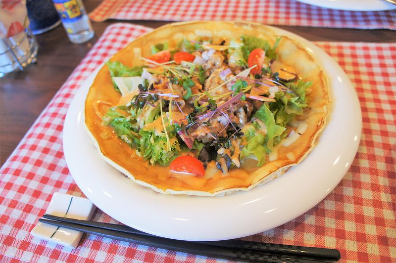 オランダ家庭料理のお店 STAMPPOT（スタンポット）／札幌市　ケバブ風の豚肉＆日替わりサラダをのせたもの