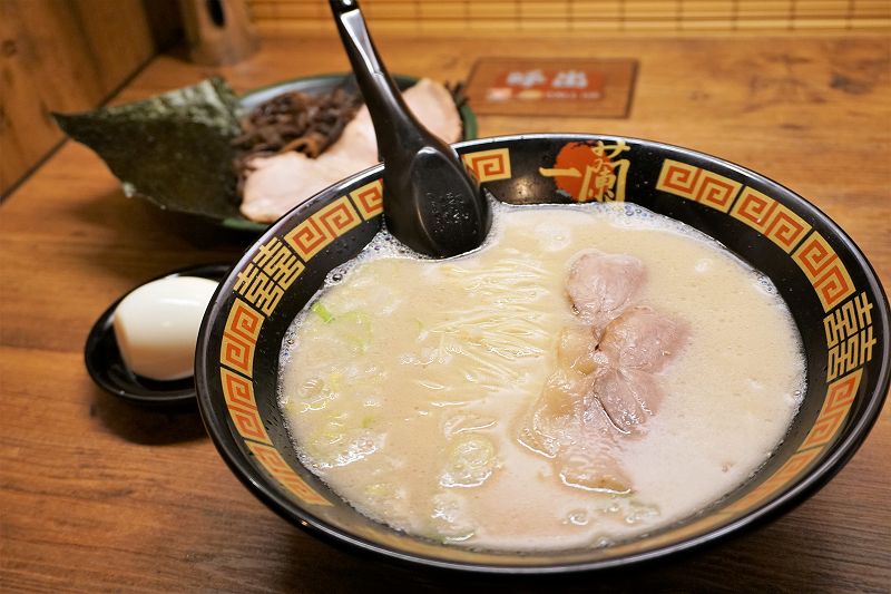 「天然とんこつラーメン」とトッピング4種がセットになっている