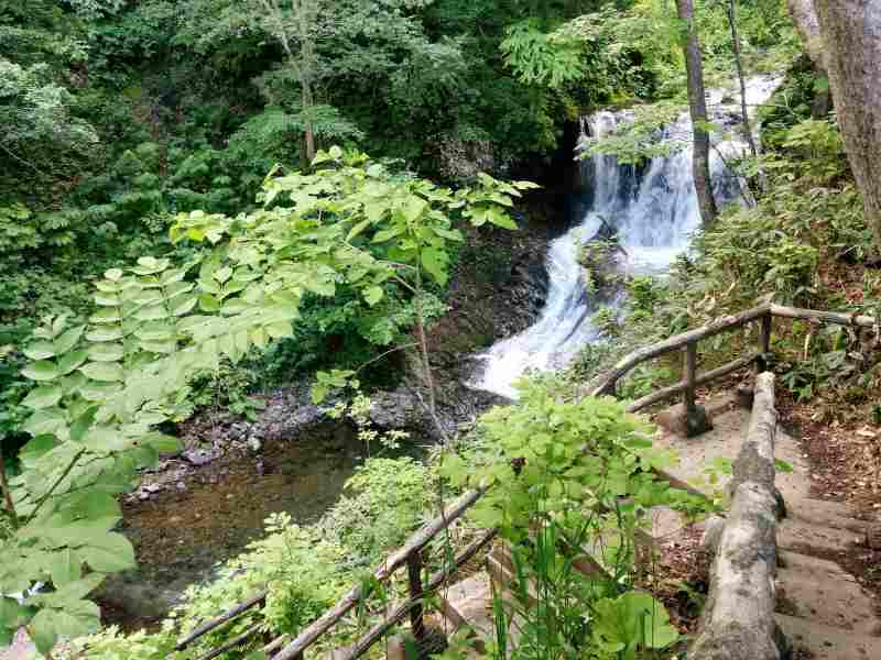 平和の滝へ続く下り階段