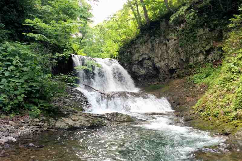 駐車場から徒歩1分 札幌市西区の 平和の滝 で気軽に自然を満喫してみよう