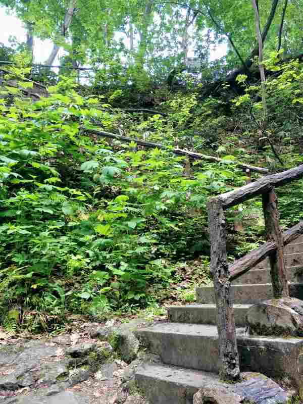 平和の滝へ続く下り階段