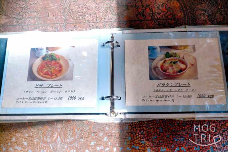 「ポテト料理専門店 穀物祭」のランチメニュー表がテーブルに置かれている