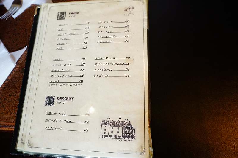 「ポテト料理専門店 穀物祭」のドリンク・デザートメニュー表がテーブルに置かれている