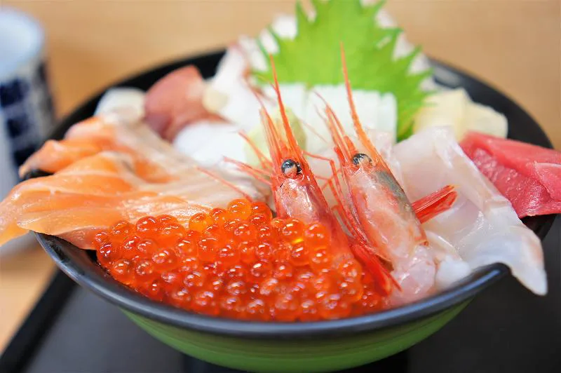 札幌二条市場のおすすめ海鮮丼ランチ 北海道産のネタならけいらんへ