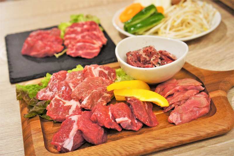 手前の木のトレイにのっているのが食べ放題のお肉