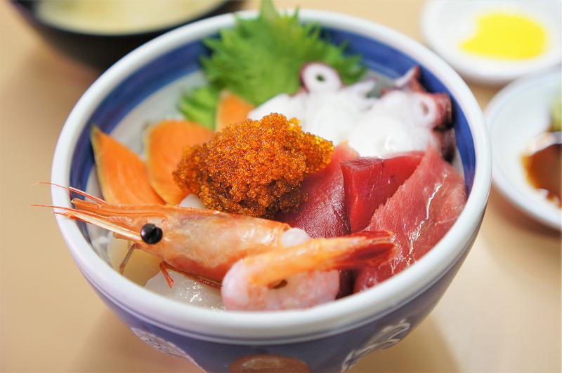 食事処 ながもりの海鮮丼（2,000円）のアップ写真