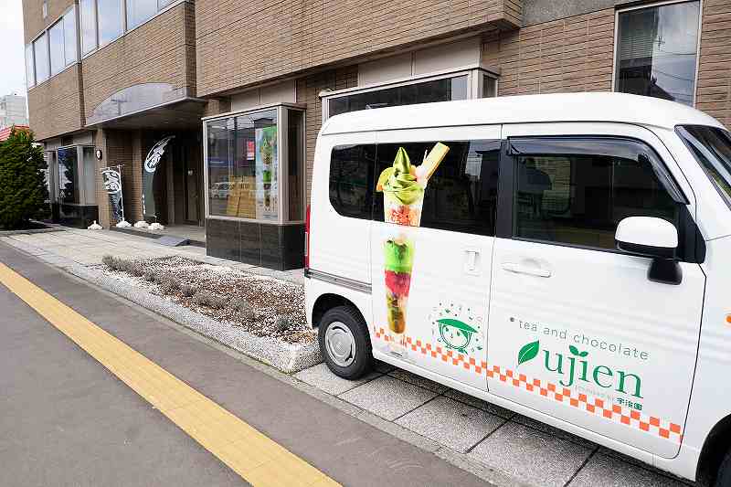 宇治園札幌直営店のパフェが描かれた営業車
