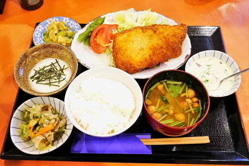 おばんざい座ぶとんのフライ定食（本マス）700円