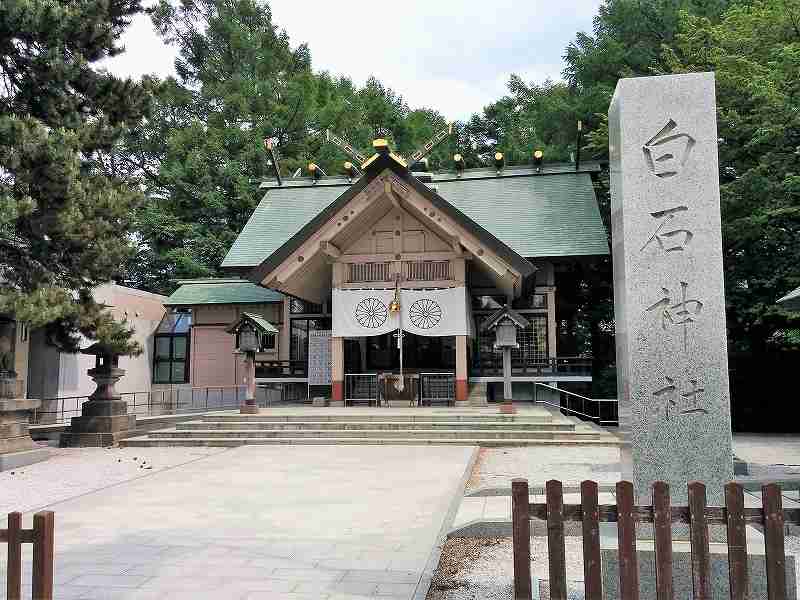 白石神社の境内