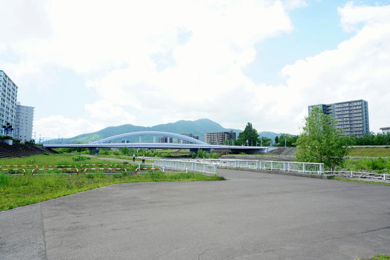 豊平川河川敷と幌平橋