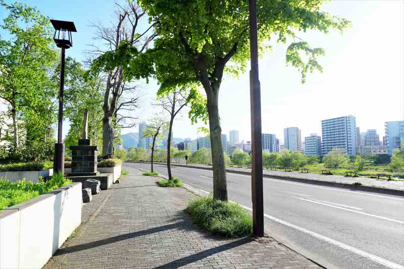 「札幌開祖 志村鐵一碑」のある “プレミアホテルTSUBAKI” 前