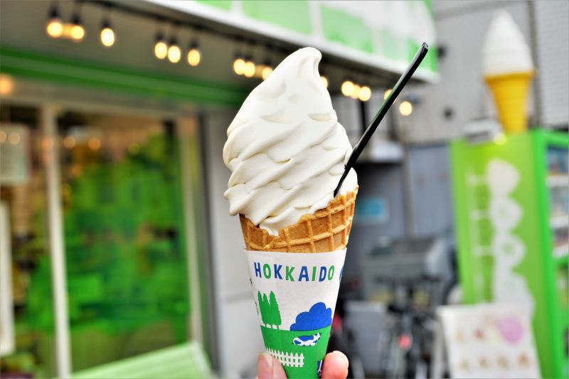 札幌の森のソフトクリームを手に持っている様子