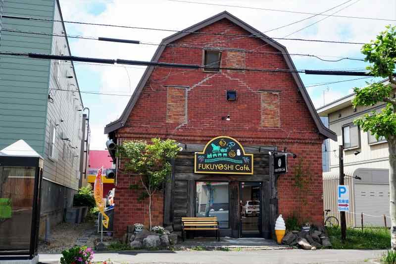 福吉カフェ伏古店 は かつて馬小屋だった建物