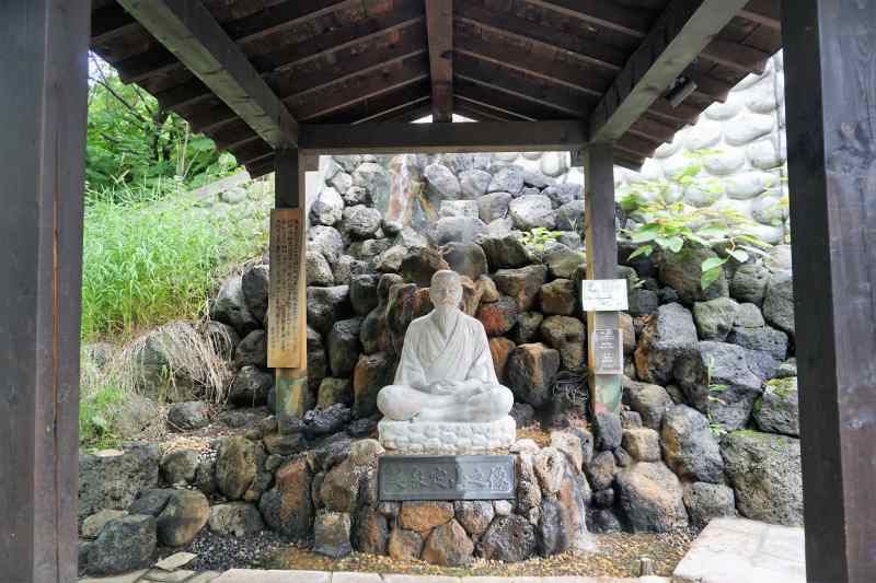 定山源泉公園内にある美泉定山像