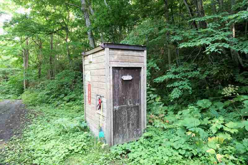 砥石山登山道入口のトイレ